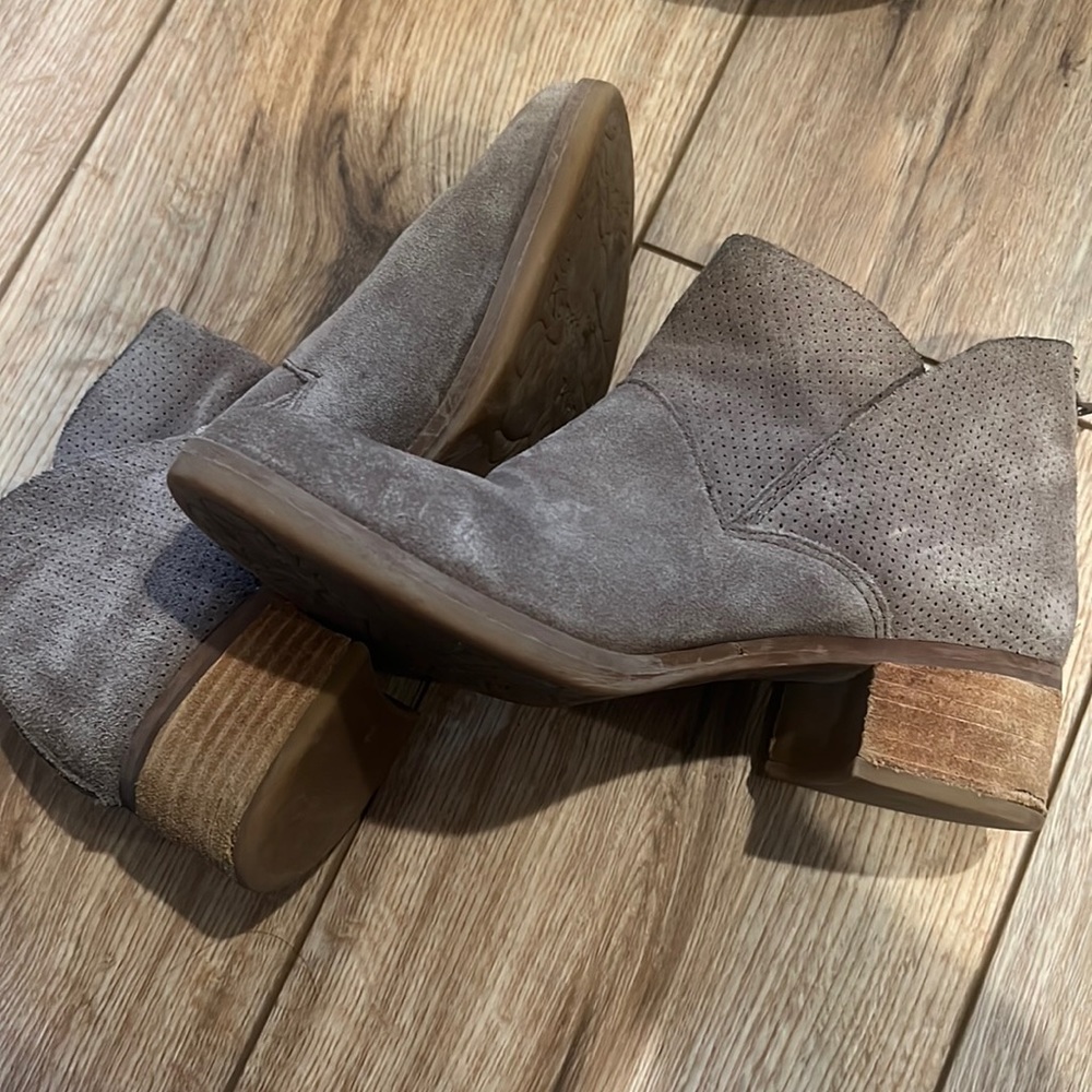 Korks size 6 taupe boots